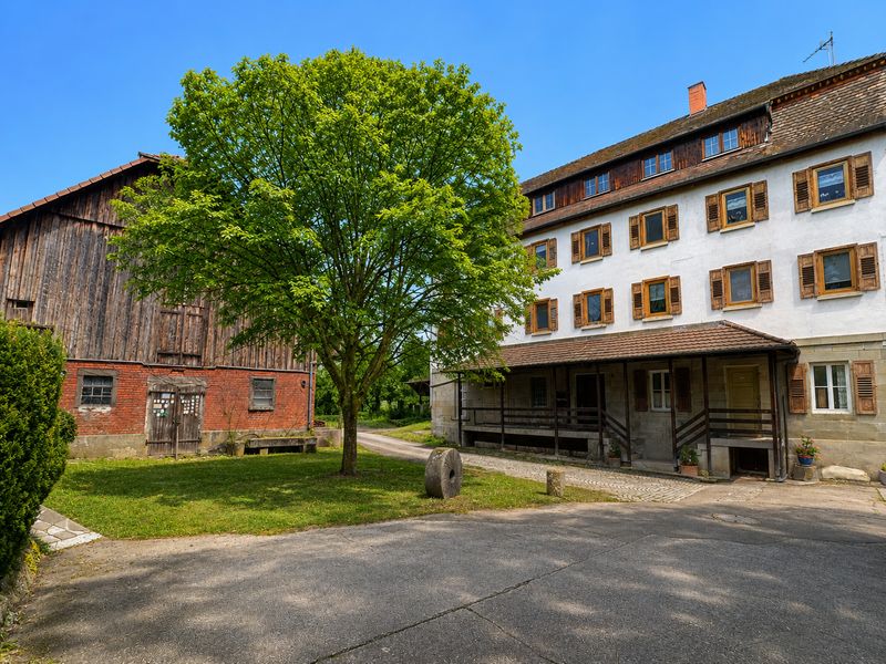 Mehrfamilienhaus mit Entwicklungspotenzial – Mühlenanwesen mit Wasserkraft und Nutzflächen